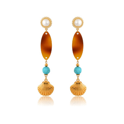 Add some glam to any outfit with these tortoiseshell earrings! Featuring an oval tartarooga element, turquoise bead, and a gold clamshell. These earrings are dangling from a beautiful golden pearly stud. They soon will become your favorite accessory.