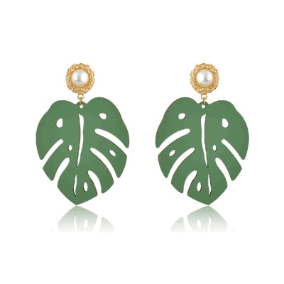Chunky Montsera wooden leaf, mount on a gold and pearl stud. These earrings are perfect for a funky fashion lover. Tropical leaves earrings are a must-have accessory. So wear them to add a little playfulness and character to any outfit. Trendy and unique, they definitely deserve a spot in your jewelry box!