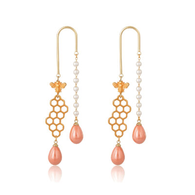 These geometric earrings feature a pearl chain on one side and 24K gold-plated bee and honeycomb on the other, finished by two honey drops at the end of the earring.