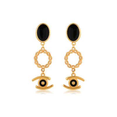 Part of the “All eyes on me” collection, this original pair of earrings features an elegant evil-eye hanging from a 24K gold-plated wreath, mounted on an enamel stud. They’re a great match to our other 24K gold-plated pieces from the “All eyes on me collection”. Wear them to elevate your casual look, or to complete an official outfit.