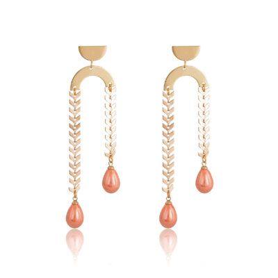 These geometric statement earrings are beautifully made from gold-plated alloy, semi-circle stud and a gold-plated chevron chain. With nacre peach drops at the end. So easy to wear on a night out, or to add some glam to a casual look.