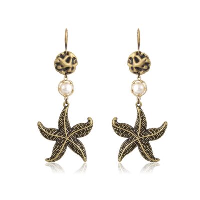 A starfish and a pearl combine in a beautiful way, they are the ultimate summer earrings. Antique bronze earrings, with a round irregular stud and pearl element. Because they're so light and simple, you can wear them although the day. Very chic, they add a charming aquatic touch to any outfit.