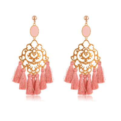 Beautiful and chic oversize boho earrings, made with a fine filigree motif. Little silk tassels, and a salmon enamel stud are the ingredient for this special piece of jewelry. Because of its beauty, it is perfect to add a Bohemian touch to your most sophisticated looks.