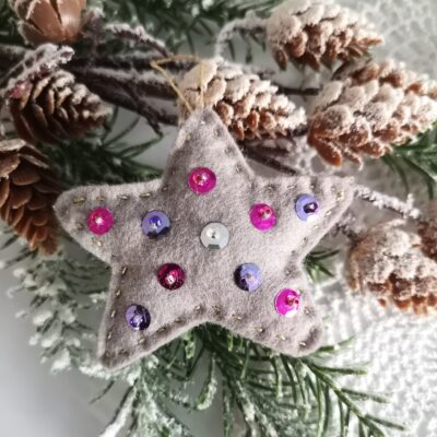 These beautiful felt Christmas stars have been one of my favorite ornaments for so long, I could not wait any longer to make them and share them with you.