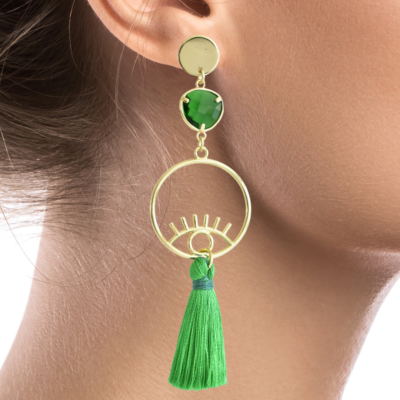 Long drop earrings with a brilliant green tassel and gold evil-eye hoop, suspended from a round stud and a dazzling green crystal. Light and easy to wear, you're going to love it. Ideal for any occasion.