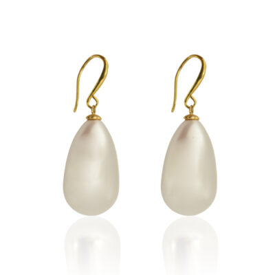 These chunky pearl earrings are both elegant and lightweight. The pearl is large and lustrous, with a soft, creamy white color and a smooth surface. They are sure to become your go-to accessory. They are versatile enough to be worn for a variety of occasions, whether you are dressing casually or formally.