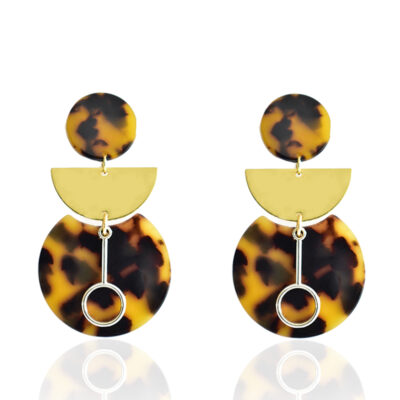 These tortoiseshell earrings are sure to impress anywhere. If you are a tortoiseshell lover like we are, you will love these earrings. These round Tartarooga stud earrings feature a matte gold semicircle and a larger crescent-shaped tortoiseshell pattern. A versatile piece of jewelry that you can wear day or night. Note that all resin pieces are unique, so patterns may vary.