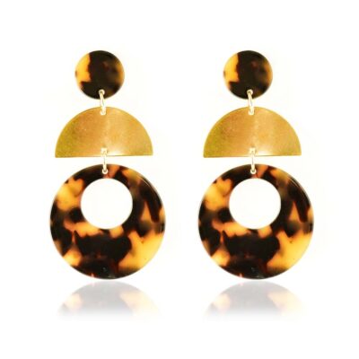 Everybody loves tortoiseshell earrings. No need to go for your mum's jewelry box, we've got you covered. The new version comes with a gold geometric semicircle shape and a tartarooga hoop. Rock them with your favorite casual everyday outfit, or for a night out. Note that all resin pieces are unique, so patterns may vary.