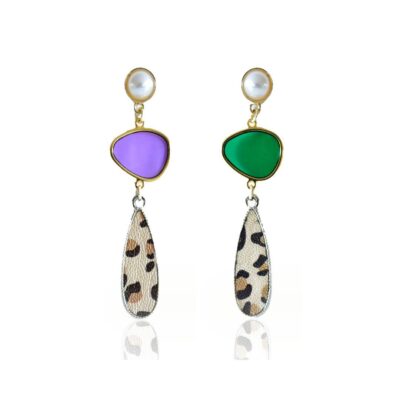 This is a classy geometric earring, with a beautiful leopard print drop element complimented by green and purple transparent geometric elements. While so simple, featuring a pearl stud, it is so cute and chic, it goes with every outfit night and day, day and night!