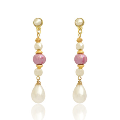 A stunning pair of earrings features light pink ceramic beads and pearl drops. Wearing them will not go unnoticed. Complement them with a necklace from the same collection. Available in blue.