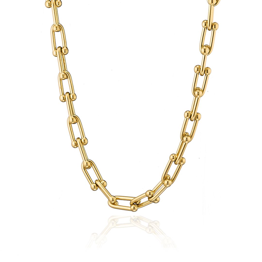The Tiffany chain is the perfect addition to any jewelry collection. The chain is made from high-quality materials, which ensures its durability and style. Made of gold-plated brass, it has a luxurious shine that catches the light perfectly. It measures 43 cm in length, making it the perfect length to wear alone or stack with other chains. The clasp is a Tiffany link, which is easy to use and makes the chain look seamless. This chain is characterized by elegance and sophistication. It can be worn with any outfit, whether you want to dress up for a special occasion or add a touch of glamour to your everyday look. Experience unparalleled beauty by ordering this stunning Tiffany chain from our e-shop. This necklace will be a great addition to your jewelry collection.