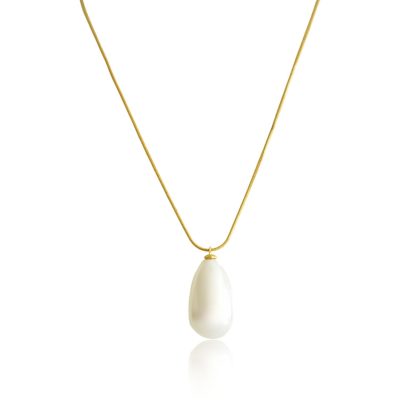 A gold snake chain necklace with a chunky pearl drop is a luxurious and elegant piece of jewelry. The chain is made of high-quality gold-plated brass, with a classic snake-style design that twists and curves delicately around the neck. The beautiful, polished finish, gives it a textured and sophisticated look. The chunky pearl-drop pendant is the centerpiece of the necklace, hanging gracefully from the chain. The pearl is large and lustrous, with a soft, creamy white color and a smooth surface. Together, the chain and pendant create a stunning contrast between the soft, organic shape of the pearl and the textured chain. This necklace is perfect for a formal occasion or as a statement piece to add glamour to any outfit.