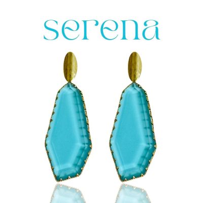 Make waves with these stunning aquamarine earrings! The perfect blend of boldness and beauty, framed in gold for an extra touch of luxury. These geometric aquamarine earrings are a striking addition to any jewelry collection. The large aquamarine crystals are beautifully framed with a gold ream, enhancing their natural sparkle and color. The design features a narrow gold oval matte stud, adding a modern and elegant touch. Perfect for making a statement, these earrings combine contemporary design with timeless elegance.